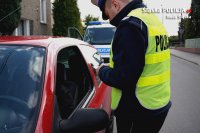 Policjant z drogówki w trakcie akcji &quot;pasy&quot;