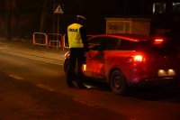 foto: policjant kontrolujący pojazd