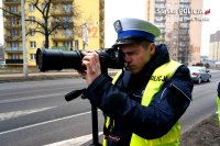 Policjant z aparatem rejestruje wykroczenie #2