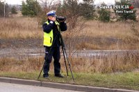 Policjant z aparatem podczas akcji pieszy