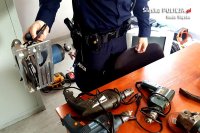 Policjant wskazujący skradzione przedmioty