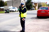 Policjantka z drogówki dokonująca pomiaru prędkości