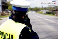 Policjantka z drogówki dokonująca pomiaru prędkości #2