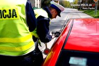 Policjant pokazuje kierowcy wynik pomiaru