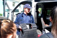 Policjant w trakcie prezentacji kamizelki kamienioodpornej