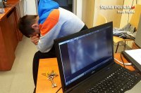 Podejrzany w trakcie rozmowy z policjantami
