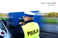 Policjant dokonuje pomiaru prędkości