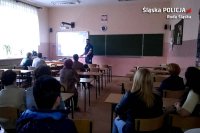 Dzielnicowy prezentujący materiał multimedialny