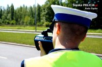 Policjant z laserowym miernikiem prędkości