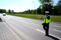 Policjant zatrzymuje pojazd do kontroli
