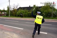 Policjant zatrzymujący pojazd przekraczający prędkość