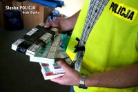 Policjant z papierosami znalezionymi u 59-latka
