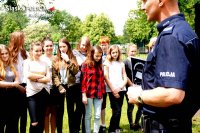 Gimnazjaliści przed akcją - odczytywanie odezwy