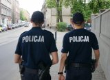 policjanci w trakcie patrolu