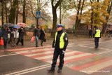 Policjanci przy nekropoliach