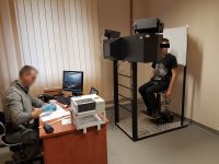 Technik wykonuje zdjęcie podejrzanemu