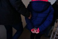 Policjant z zatrzymaną na schodach