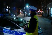 Policjant przy przejściu dla pieszych