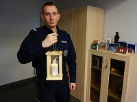 Policjant z lampionem