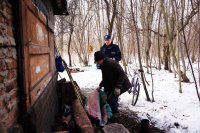 Policjant i mężczyzna mieszkający w starej altanie