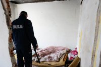 Policjant w miejscu gdzie śpią bezdomni