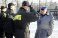 Policjanci oddają honor Komendantowi Wojewódzkiemu Policji w Katowicach