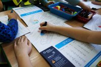 dzieci kolorują karty kalendarza