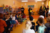 Policjanci w trakcie wizyty u przedszkolaków