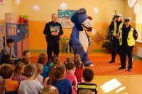 Policjanci w trakcie wizyty u przedszkolaków