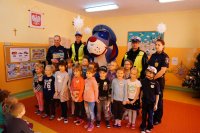 Policjanci w trakcie wizyty u przedszkolaków