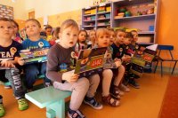 Policjanci w trakcie wizyty u przedszkolaków