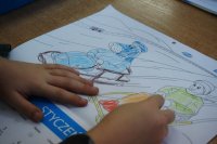 dzieci kolorują karty kalendarza