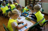 dzieci kolorują karty kalendarza