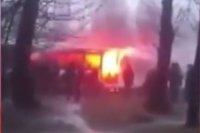 Zdjęcie palącej się racy wewnątrz autobusu