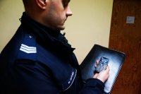 Policjant z odzyskanym telefonem
