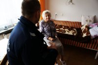 Policjant i okradziona starsza pani po przekazaniu telefonu