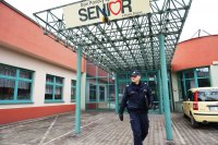 Dzielnicowy przed domem opieki