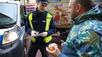 Policjanci rozdający pączki zamiast mandatu