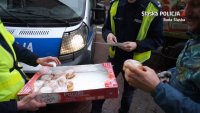 Policjanci rozdający pączki zamiast mandatu