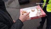 Policjanci rozdający pączki zamiast mandatu