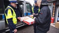 Policjanci rozdający pączki zamiast mandatu