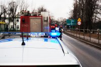 Radiowóz policyjny i w tle wóz Straży Pożarnej