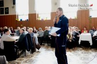 Policjant w trakcie prelekcji