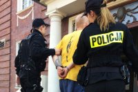 Policjanci prowadzą zatrzymanego 30-latka