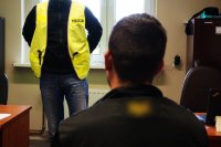 Policjant i siedzący zatrzymany