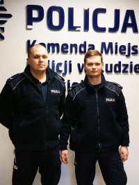 Policjanci którzy uratowali parę z tonącego samochodu