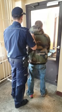 Policjant i zatrzymany 25-latek