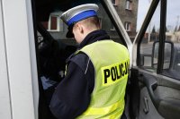 Policjant w trakcie kontroli drogowej