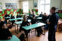 Policjant prowadzi prelekcję o zagrożeniach