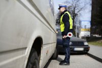 Policjant przy busie